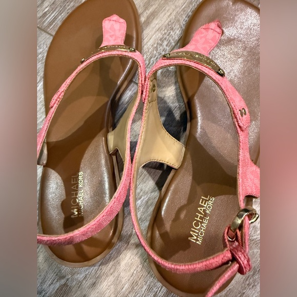 Michael Kors Coral Pink T-Strap Leather Sandals with Gold Plaque - Picture 4 of 4